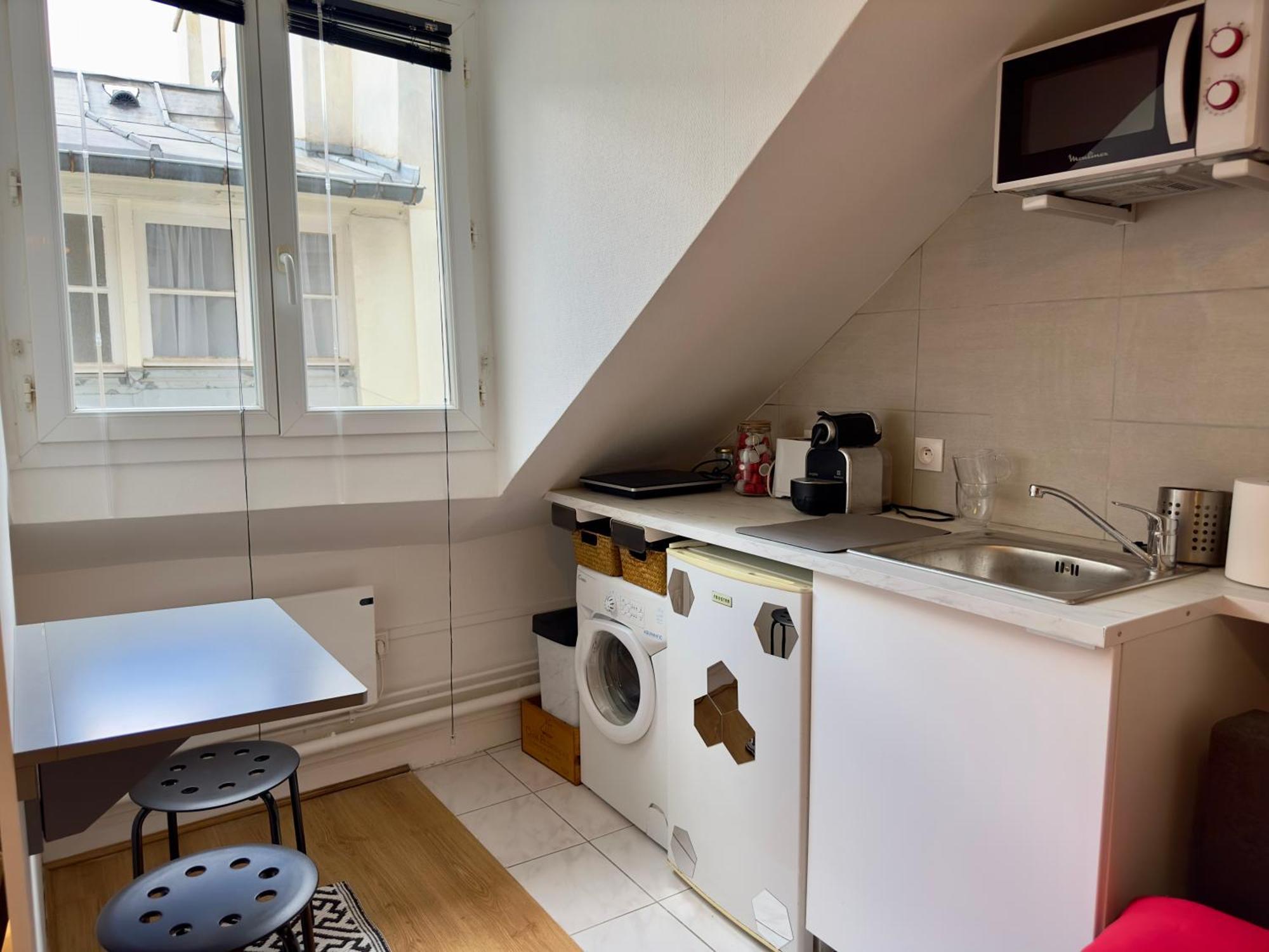 Pyramide & Louvre Apartment *
