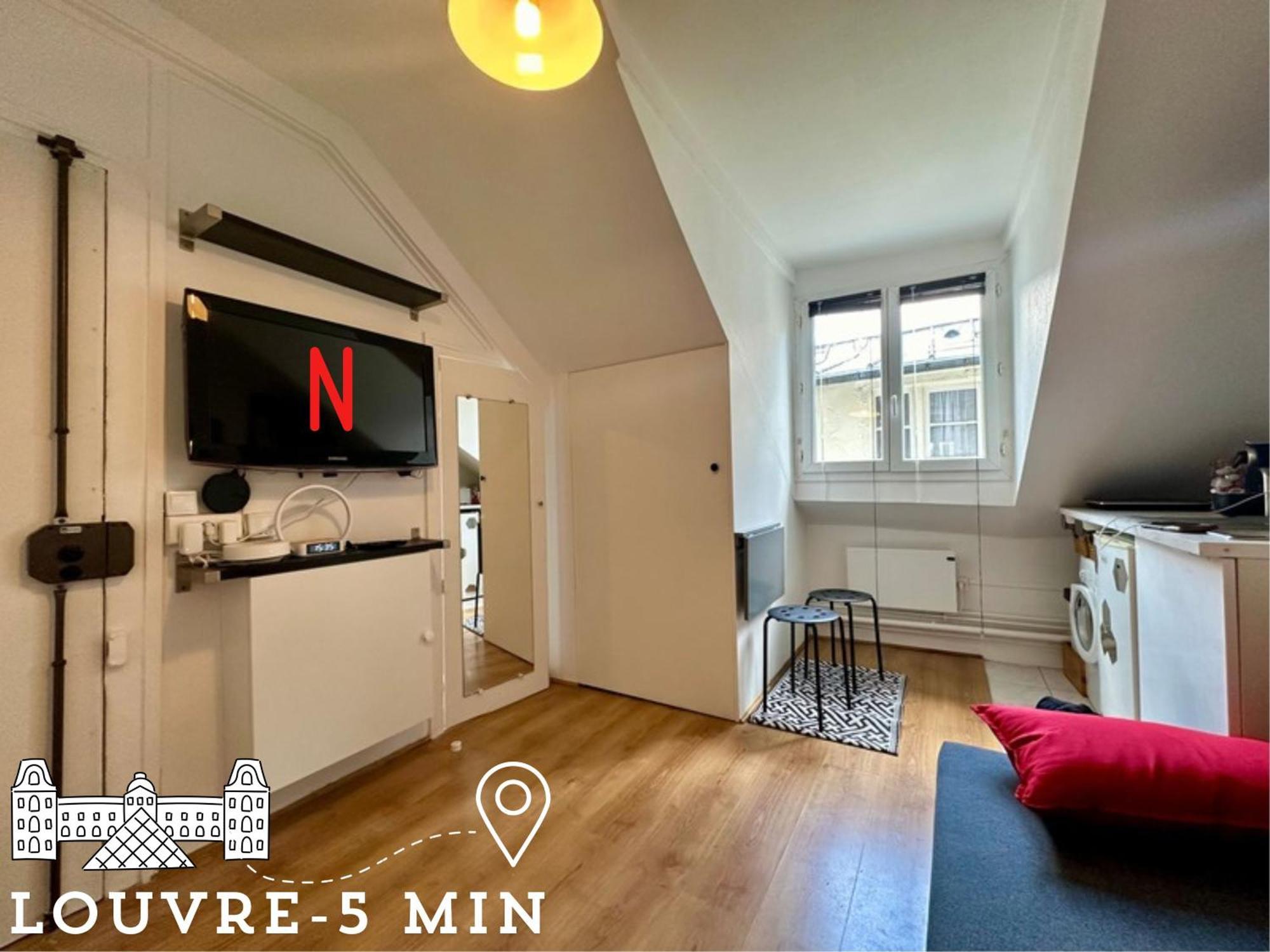 Pyramide & Louvre Apartment *